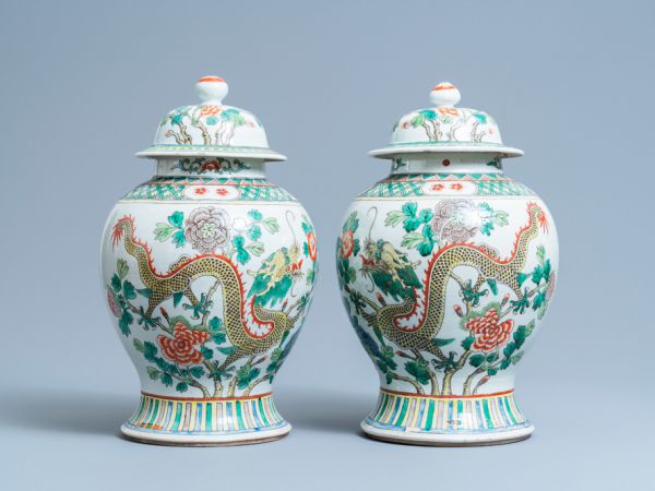 Symboliek van draken en bloemen op Chinees porselein